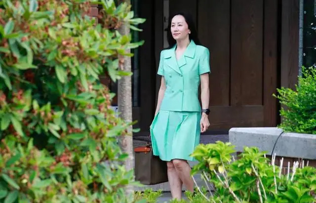 孟晚舟,孟晚舟职场女性穿搭,孟晚舟香奈儿同款,孟晚舟脚镣包,孟晚舟归国穿搭,孟晚舟大牌穿搭