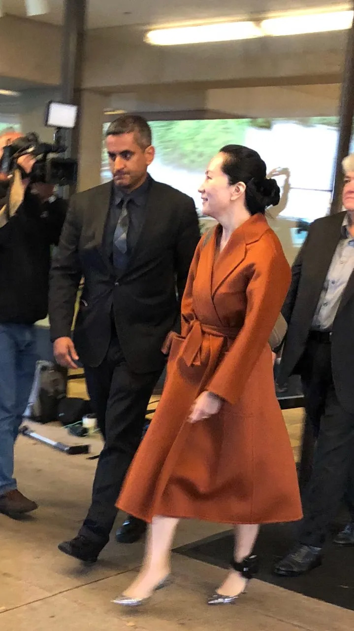 孟晚舟,孟晚舟职场女性穿搭,孟晚舟香奈儿同款,孟晚舟脚镣包,孟晚舟归国穿搭,孟晚舟大牌穿搭