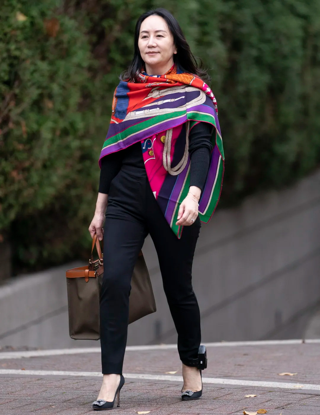 孟晚舟,孟晚舟职场女性穿搭,孟晚舟香奈儿同款,孟晚舟脚镣包,孟晚舟归国穿搭,孟晚舟大牌穿搭