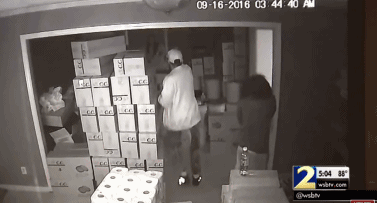 华人小哥遭抢劫,华人小哥以一敌三,华人亚裔自我防卫,华人小哥反杀劫匪,华人反暴力,华裔老奶奶遭重拳袭击,北美华人群体反歧视,海外遇难指南,华人夫妇以一敌五,华人餐馆老板暴揍劫匪,留学生击毙歹徒