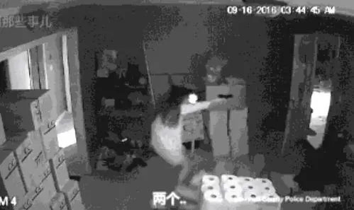 华人小哥遭抢劫,华人小哥以一敌三,华人亚裔自我防卫,华人小哥反杀劫匪,华人反暴力,华裔老奶奶遭重拳袭击,北美华人群体反歧视,海外遇难指南,华人夫妇以一敌五,华人餐馆老板暴揍劫匪,留学生击毙歹徒