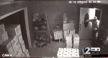 华人小哥遭抢劫,华人小哥以一敌三,华人亚裔自我防卫,华人小哥反杀劫匪,华人反暴力,华裔老奶奶遭重拳袭击,北美华人群体反歧视,海外遇难指南,华人夫妇以一敌五,华人餐馆老板暴揍劫匪,留学生击毙歹徒