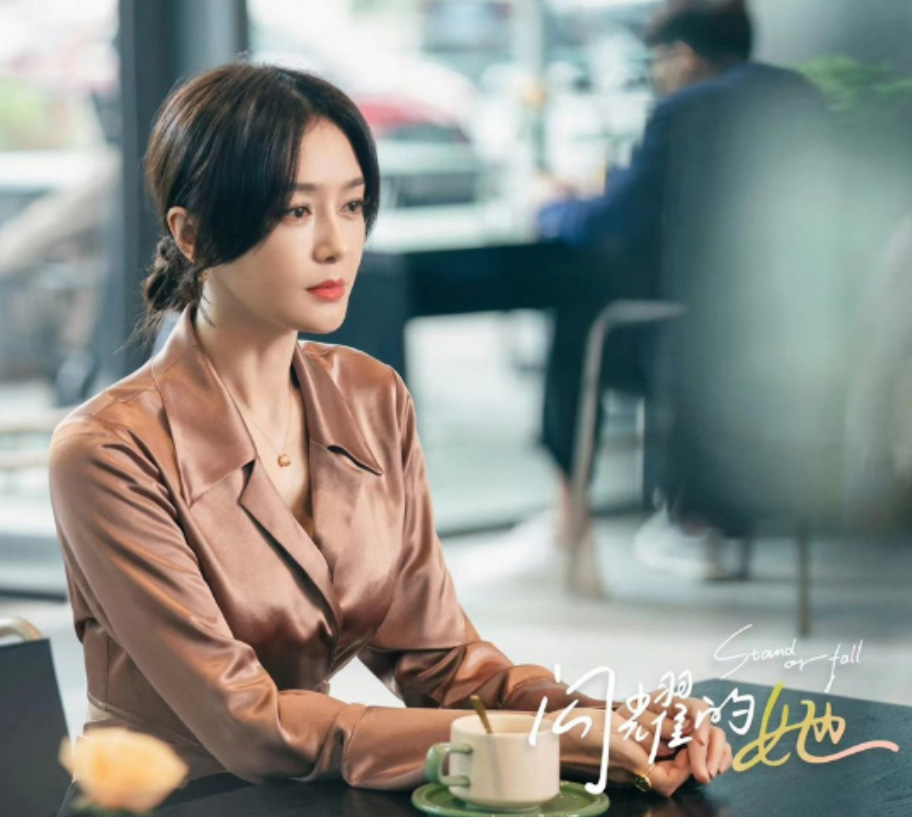 iTalkBB TV在线高清更新《闪耀的她》海报，知性的管文由秦岚饰演